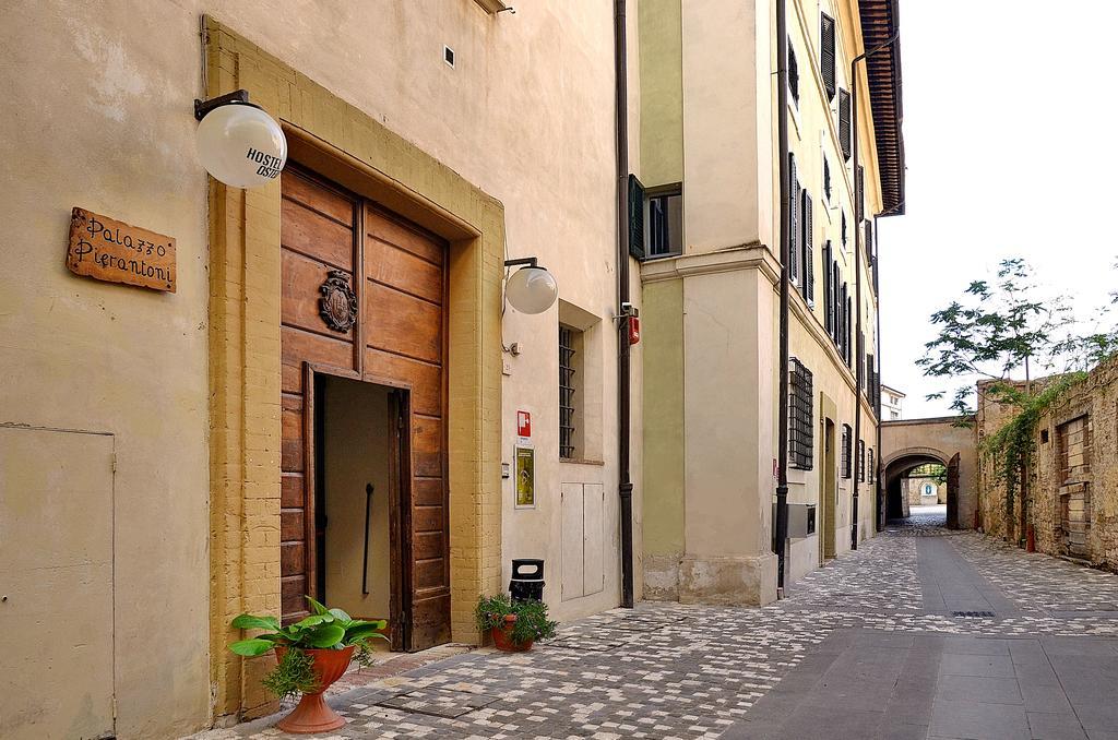 Ostello Palazzo Pierantoni Foligno Ngoại thất bức ảnh