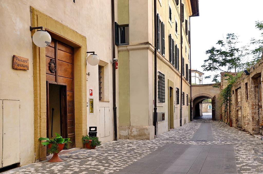 Ostello Palazzo Pierantoni Foligno Ngoại thất bức ảnh